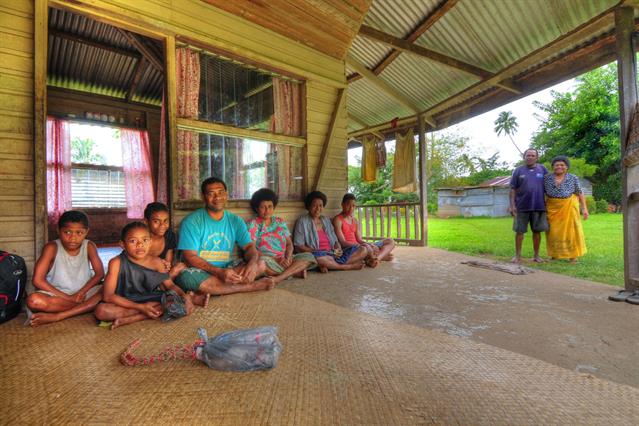 Beim Besucch eine Dorfes in Fiji ist eine Vorstllung mit dem Chief ein "Muss". Man bringt ein Geschenk, welches immer Kva Wurzeln sind (es ist im Vordergrund des Bildes zu sehen). Nach einer etwas langen Diskussion unter den Fijianern erhält man die Bewilligung, sich im Dorf aufzuhalten. Wir finden diesen Brauch wirklich sehr schön.